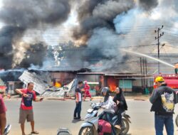 Kebakaran Hanguskan 7 Ruko di Depan Polsek Nanga Pinoh