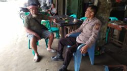 Santai di warung bersama masyarakat, personel Subsektor Sompak sampaikan pesan kamtibmas