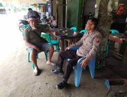 Santai di warung bersama masyarakat, personel Subsektor Sompak sampaikan pesan kamtibmas