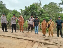 Kapolsek Ella Hilir Bersama Forkopincam Lakukan Pengecekan Jembatan 