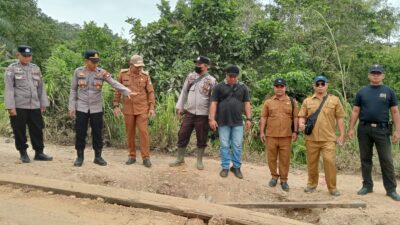 Kapolsek Ella Hilir Bersama Forkopincam Lakukan Pengecekan Jembatan 