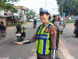 Tebar Senyum Satuan Lalu Lintas Polres Melawi Tak Kenal Lelah Berikan Edukasi Tertib Berlalu Lintas