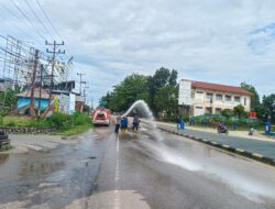 Solar Tumpah di Dekat Tugu PKK Sekadau, Polisi dan Damkar Lakukan Pembersihan
