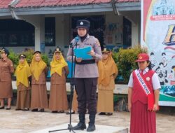 Polwan Polres Melawi Pimpin Upacara di SDN Nanga Pinoh, Tanamkan Nilai Disiplin