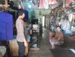 Duduk Santai Bersama Warga dan Pemilik Toko, Personel Polsek Mempawah Hulu Sampaikan Pesan Kamtibmas