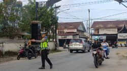 Aipda Hengki Laksanakan Ploting Point Pagi, Memastikan Keamanan Dan Keselamatan Pengendara Di Persimpangan