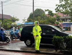 Hujan Deras, Brigpol Theresia Monikawati Berdiri Tegak Pengaturan Lalin