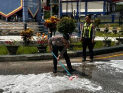 Polisi dan Damkar Sigap Tangani Tumpahan Solar di Pusat Kota Sekadau