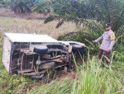 Mobil Box Bermuatan Es Krim Terperosok di Sekadau Hulu, Sopir Sempat Pingsan