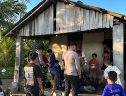 Kapolsek Benua Kayong Bersama Bhabinkamtibmas Berikan Bantuan Sosial kepada Warga Kurang Mampu di Desa Padang