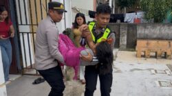 Kurang dari 12 Jam, Pamapta Polres Sekadau Dua Kali Bantu Evakuasi Warga Sakit