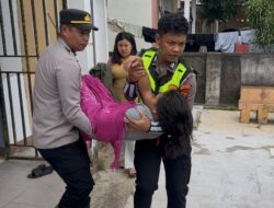 Kurang dari 12 Jam, Pamapta Polres Sekadau Dua Kali Bantu Evakuasi Warga Sakit