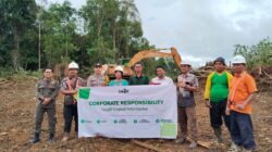 Personel Polsek Manis Mata Laksanakan Pembukaan Lahan dan Pembersihan Demplot Ketahanan Pangan Jagung Hibrida