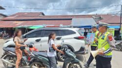 Sering Dianggap Sepele, Pengendara dan Penumpang Tanpa Helm Ditegur Polisi di Sekadau