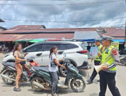 Sering Dianggap Sepele, Pengendara dan Penumpang Tanpa Helm Ditegur Polisi di Sekadau