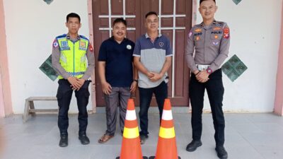 Dari Kekhawatiran ke Rasa Aman, Polisi Serahkan Traffic Cone ke Gereja Tapang Semadak