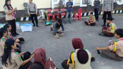 “Seru dan Menegangkan! Siswa Saka Bhayangkara Polres Landak Belajar Cara Selamat dari Gigitan Ular”
