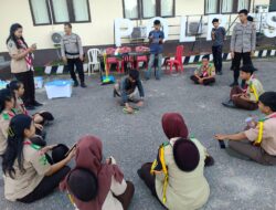“Seru dan Menegangkan! Siswa Saka Bhayangkara Polres Landak Belajar Cara Selamat dari Gigitan Ular”