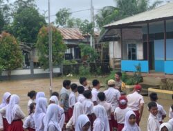 BHABINKAMTIBMAS POLSEK SANDAI EDUKASI SISWA SDN 04 SANDAI TENTANG BAHAYA BULLYING DAN PENTINGNYA SALING MENGHORMATI