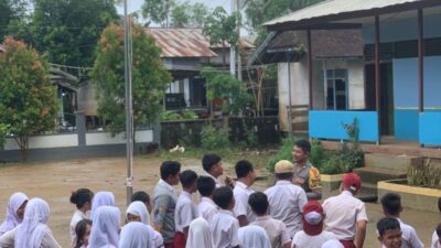 BHABINKAMTIBMAS POLSEK SANDAI EDUKASI SISWA SDN 04 SANDAI TENTANG BAHAYA BULLYING DAN PENTINGNYA SALING MENGHORMATI