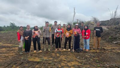 *Polsek Sandai Bersama Pemerintah Desa dan Kelompok Tani Laksanakan Penanaman Jagung Hibrida di Desa Jago Bersatu