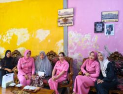 Wujud Kekeluargaan, Bhayangkari Cabang Landak Ranting Sebangki Jenguk Ny. Erni Arifin yang Sakit di Pontianak