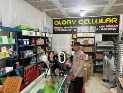 Aksi Polisi Jaga Keamanan Siang Hari, Karyawan Counter HP Diberi Himbauan