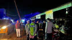 Patroli Kamtibmas, Polisi Berdialog dengan Warga di Pasar Sekadau