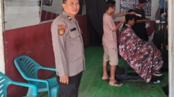 Suasana Santai Penuh Keakraban, Polisi Sambangi Warga dan Tukang Cukur Saat Patroli