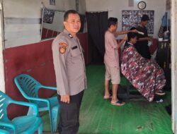 Suasana Santai Penuh Keakraban, Polisi Sambangi Warga dan Tukang Cukur Saat Patroli