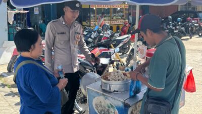 Aksi Humanis Polisi Saat Patroli, Penjual Siomay Diberi Himbauan Kamtibmas