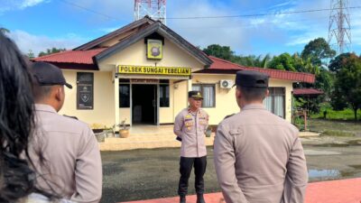 Kapolsek Sungai Tebelian Tegaskan Disiplin dan Pelayanan Humanis Saat Apel Pagi
