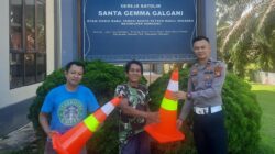 Satlantas Polres Sekadau Kembali Serahkan Traffic Cone, Dukung Keselamatan Ibadah di Gonis Rabu