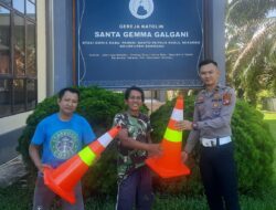 Satlantas Polres Sekadau Kembali Serahkan Traffic Cone, Dukung Keselamatan Ibadah di Gonis Rabu