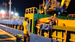 Personel Polsek Pelabuhan Polres Ketapang Laksanakan Pengamanan Bongkar Muat Barang dan Sampaikan Imbauan Keselamatan Kerja