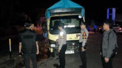 Truk Parkir di Simpang Kantor Bupati Sekadau Ditegur Polisi Saat Patroli Malam