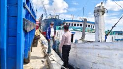 Laksanakan Patroli Dialogis, Personel Polsek Kawasan Pelabuhan Sambangi Buruh Kapal Sampaikan Himbauan Kamtibmas
