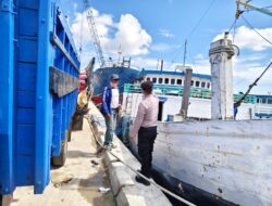 Laksanakan Patroli Dialogis, Personel Polsek Kawasan Pelabuhan Sambangi Buruh Kapal Sampaikan Himbauan Kamtibmas