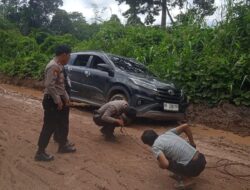 Saat Patroli di Jalan Kayu Lapis, Polisi Bantu Evakuasi Mobil Terperosok