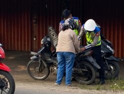 Usai Atur Lalu Lintas, Polisi di Sekadau Bantu Pengendara Motor Kehabisan BBM