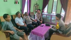 Sambangi Rumah Warga, Anggota Subsektor Jelimpo Polsek Ngabang Perkuat Sinergi dan Pesan Kamtibmas