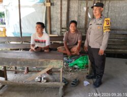Dekat dengan Warga, Bhabinkamtibmas Sampaikan Pesan Kamtibmas Saat Silaturahmi