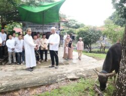 Idul Adha Jadi Momentum Berbagi, Polres Sekadau Salurkan Daging Kurban untuk Masyarakat