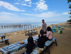 *Anggota Polsek Benua Kayong Laksanakan Pengamanan Objek Wisata Pantai Pecal Saat Libur Hari Raya Idul Adha 1447 H / 2026