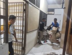 Jumat Bersih, Personel Polsek Ngabang Laksanakan Korve Lingkungan Mako dan Ruang Tahanan