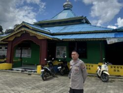 Polisi Hadir Jaga Kekhusyukan Ibadah, Pengamanan Sholat Jumat di Masjid Al Jihad Berjalan Aman dan Lancar