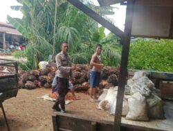 Humanis! Anggota Polsubsektor Jelimpo Sambangi Pekerja Sawit, Ini Pesan yang Disampaikan