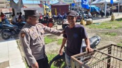 Dekat dengan Masyarakat, Personel Polsek Sungai Tebelian Edukasi Warga Saat Patroli