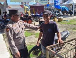 Dekat dengan Masyarakat, Personel Polsek Sungai Tebelian Edukasi Warga Saat Patroli