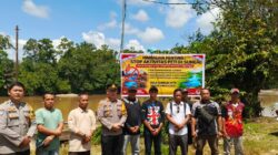 Sinergi Bersama Pemdes, Polsek Sandai Polres Ketapang Pasang Imbauan Larangan Aktivitas PETI di Sungai Pawan Desa Penjawaan